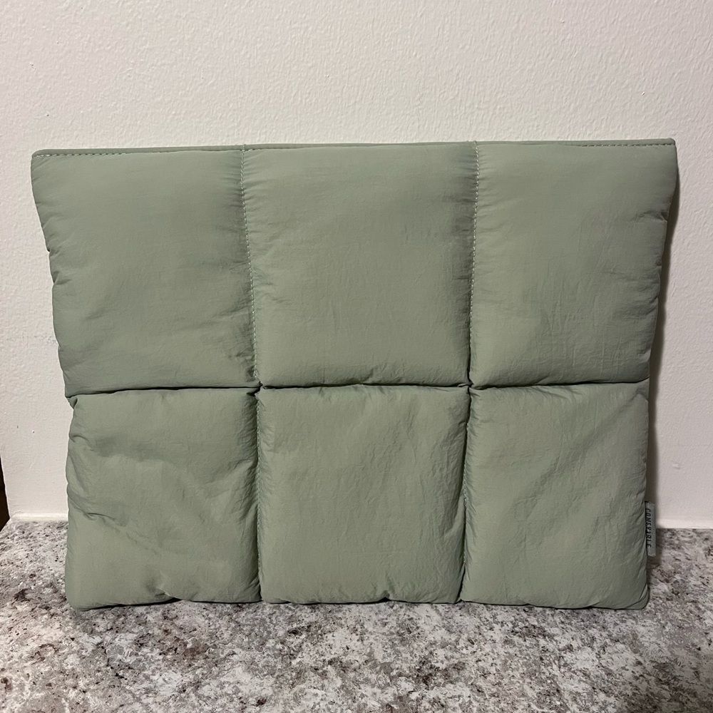 Comfyable Green Puffy Laptop Sleeve